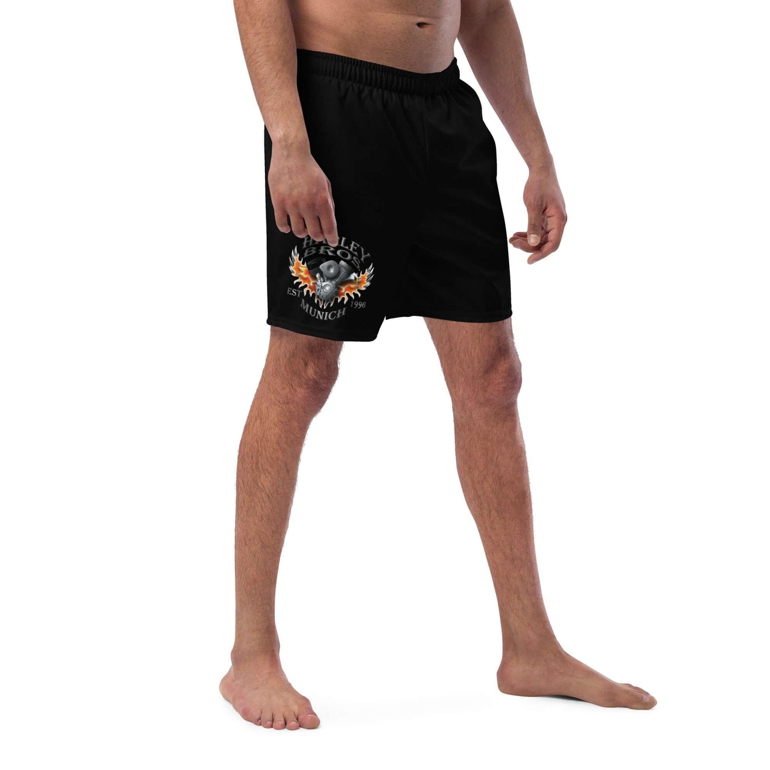Schwarze Herren-Badeshorts mit Motorrad-Logo und Flammen-Aufdruck am rechten Bein, Studioaufnahme