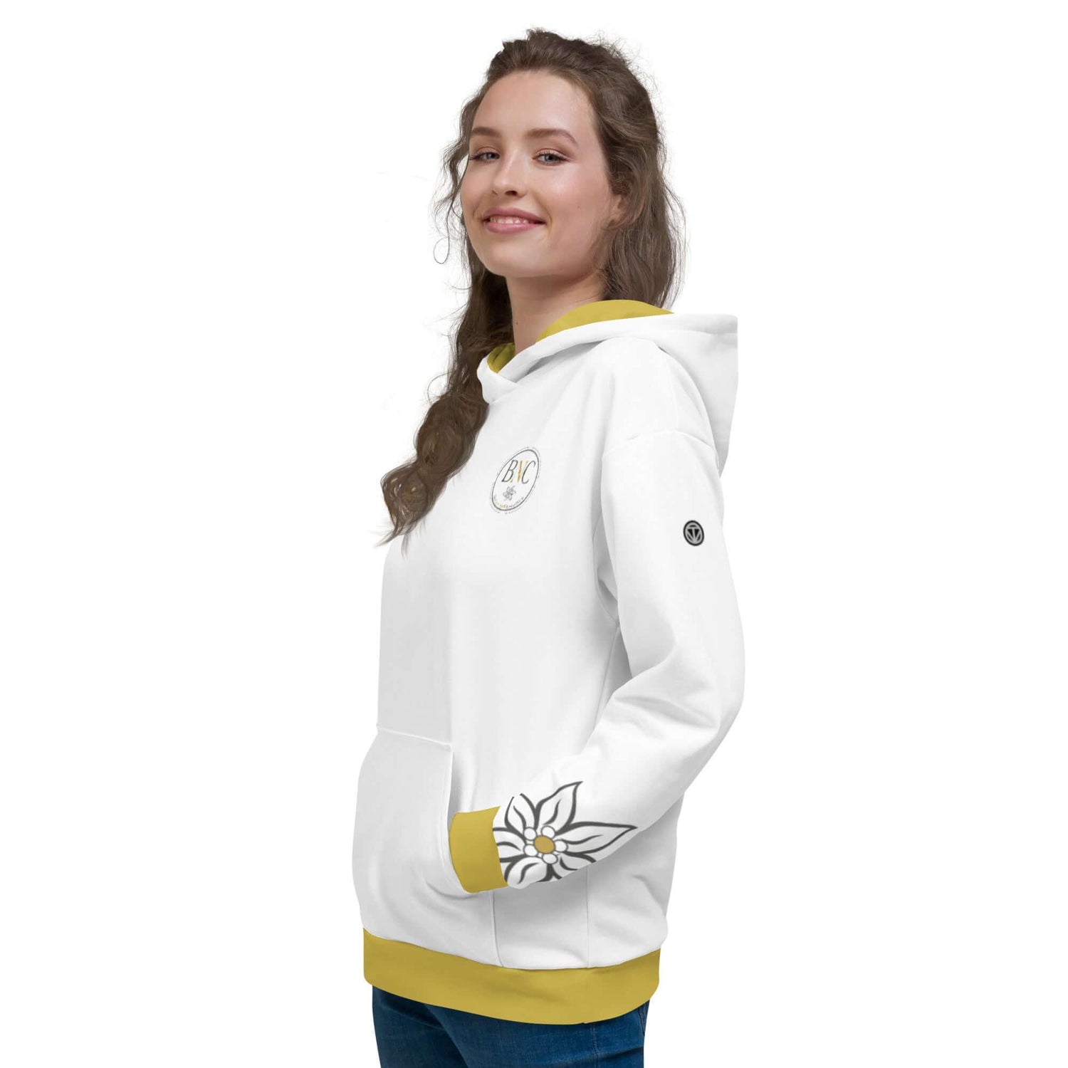 Frau im weißen Hoodie mit gelbem Bund, Blumenmuster am Ärmel und Logo auf der Brust