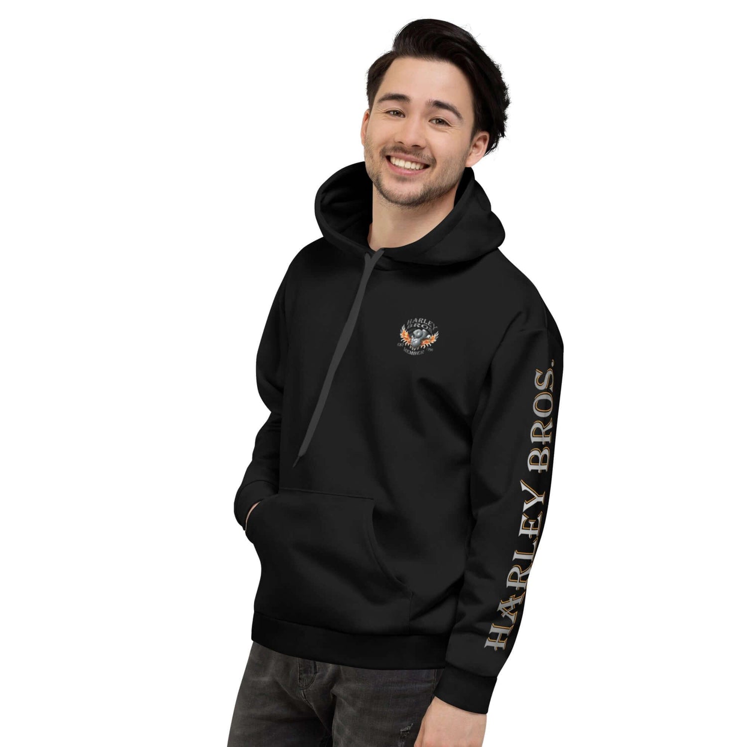 Mann trägt schwarzen HARLEY BROS. Hoodie mit Logo und Schriftzug am linken Ärmel, weißer Hintergrund