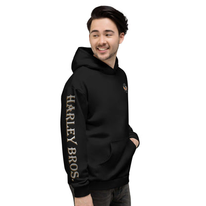Mann trägt schwarzen Hoodie mit HARLEY BROS. Schriftzug am Ärmel vor weißem Hintergrund