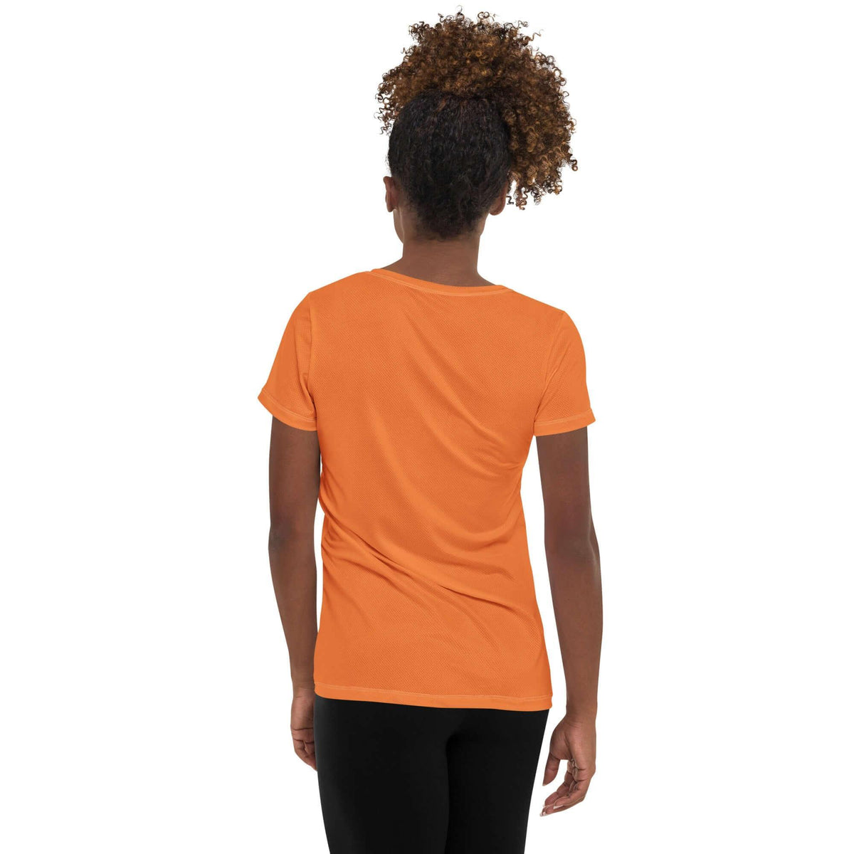 Frau von hinten mit orangefarbenem Damen Sport T-Shirt und schwarzen Leggings vor weißem Hintergrund