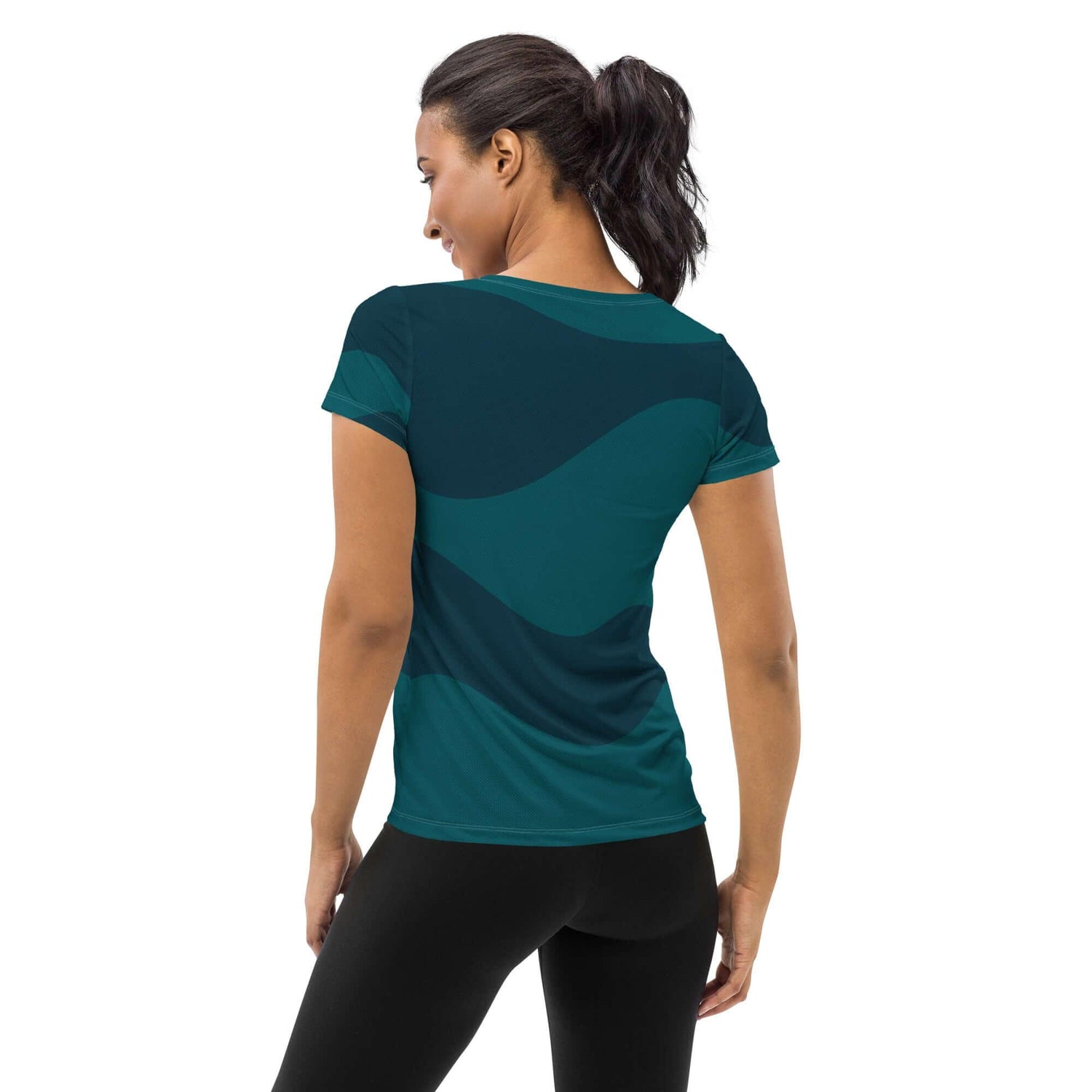 Frau trägt sportliches Damen T-Shirt mit grünem Muster, Rückenansicht, Fitnessmode