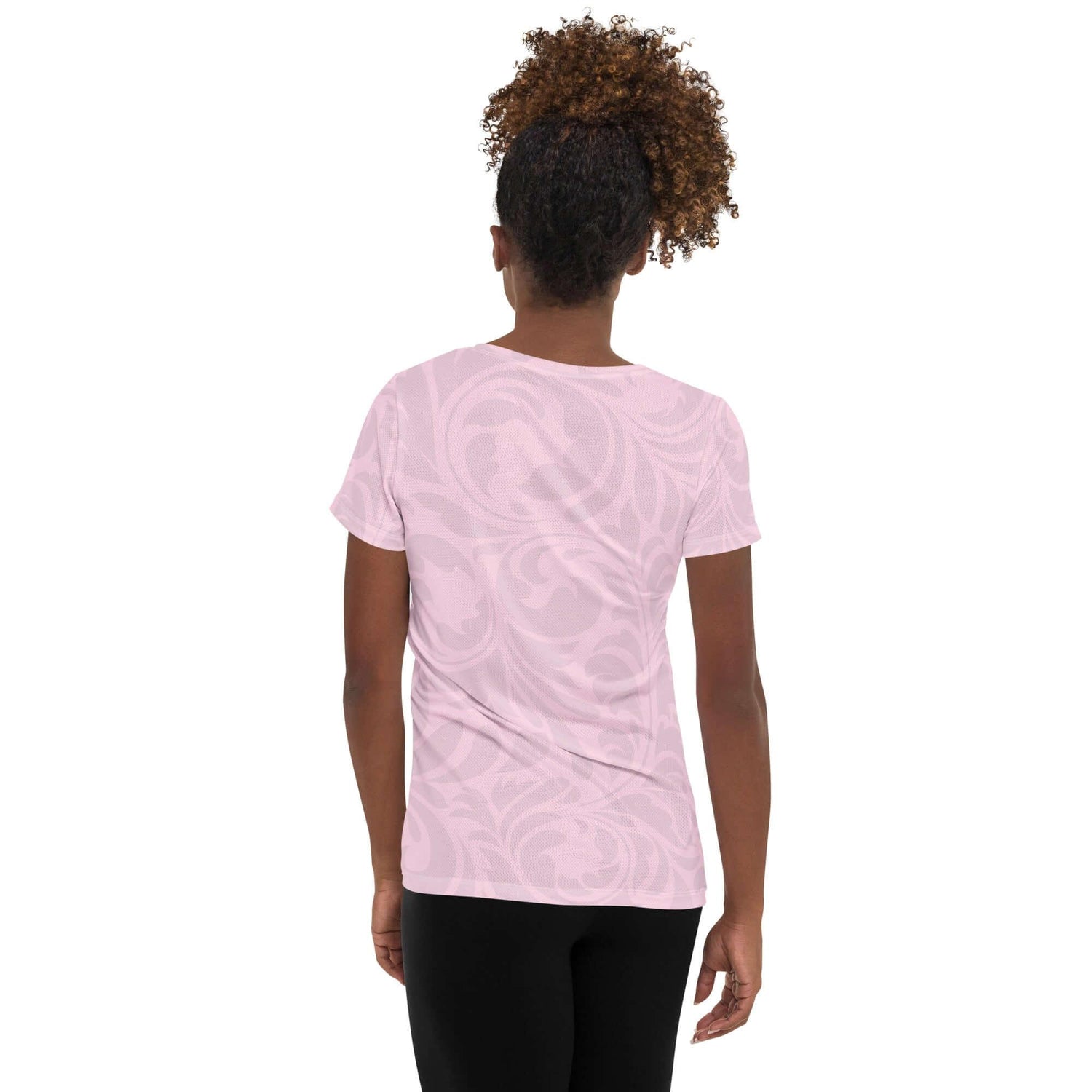 Frau mit rosa Allover-Print Damen Sport T-Shirt von hinten vor weißem Hintergrund