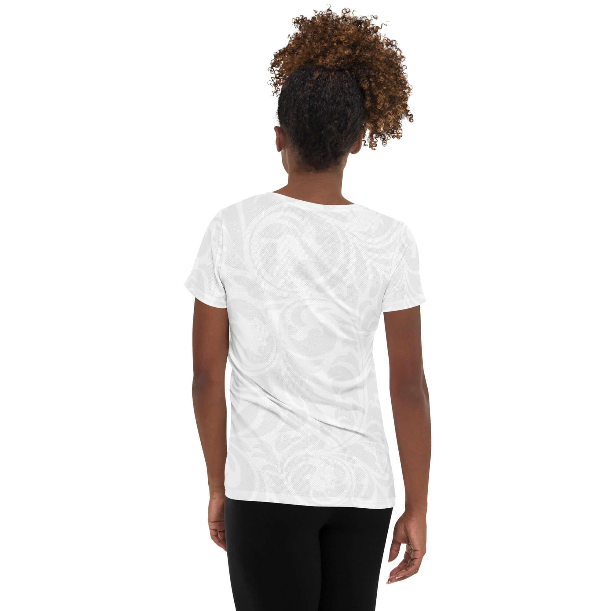 Frau trägt weißes Damen Sport T-Shirt mit dezentem Muster, Rückansicht, schwarze Leggings