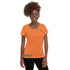 Frau trägt orangenes Damen Sport-T-Shirt mit Vibes-Aufdruck vor weißem Hintergrund.