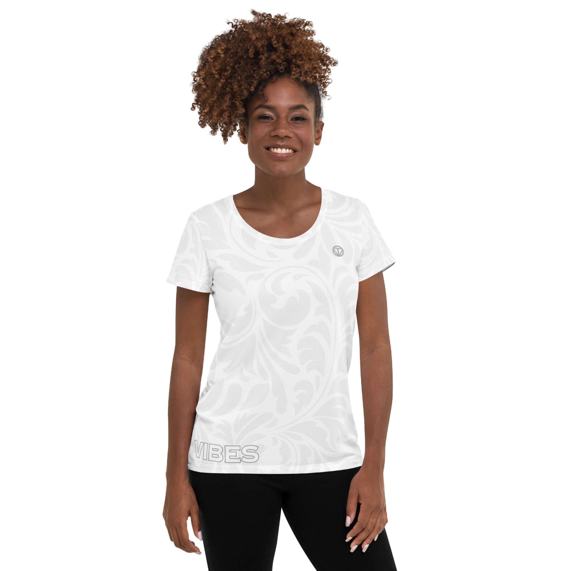 Damen tragen weißes, gemustertes Sport T-Shirt mit Vibes-Schriftzug und Logo auf weißem Hintergrund.