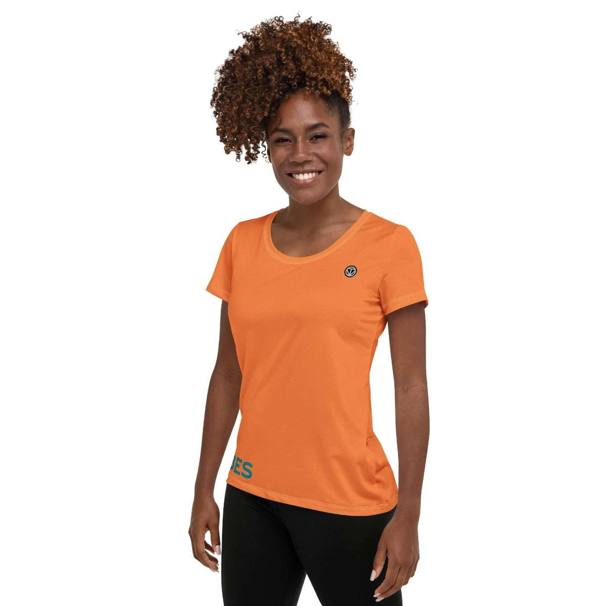 Frau in orangefarbenem Damen Sport T-Shirt vor weißem Hintergrund, Fitnessmode