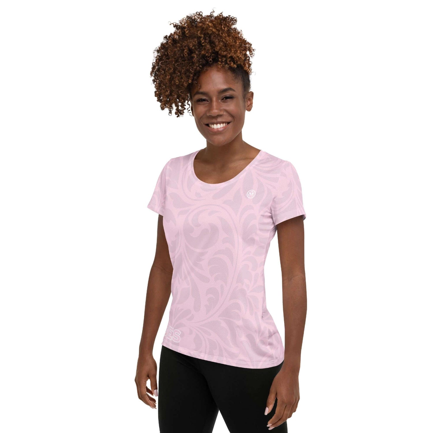 Frau trägt rosa Damen Sport T-Shirt mit floralem Muster vor weißem Hintergrund