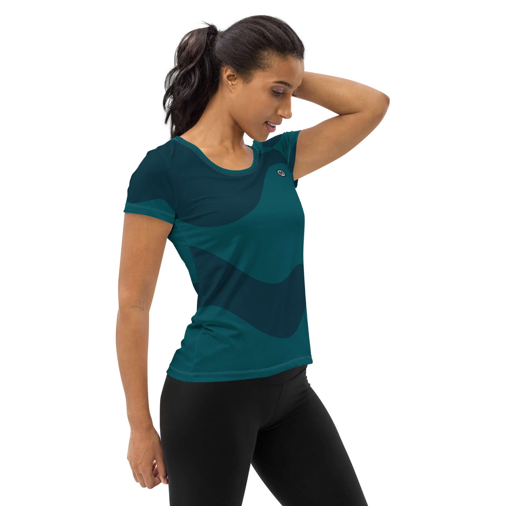 Frau trägt türkises Damen Sport T-Shirt mit modernem Muster auf weißem Hintergrund