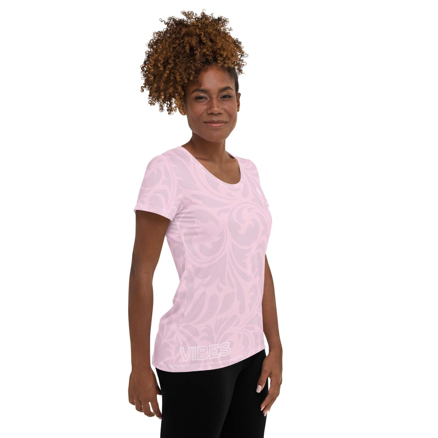 Frau trägt rosafarbenes Damen Sport-T-Shirt mit floralem Muster und &