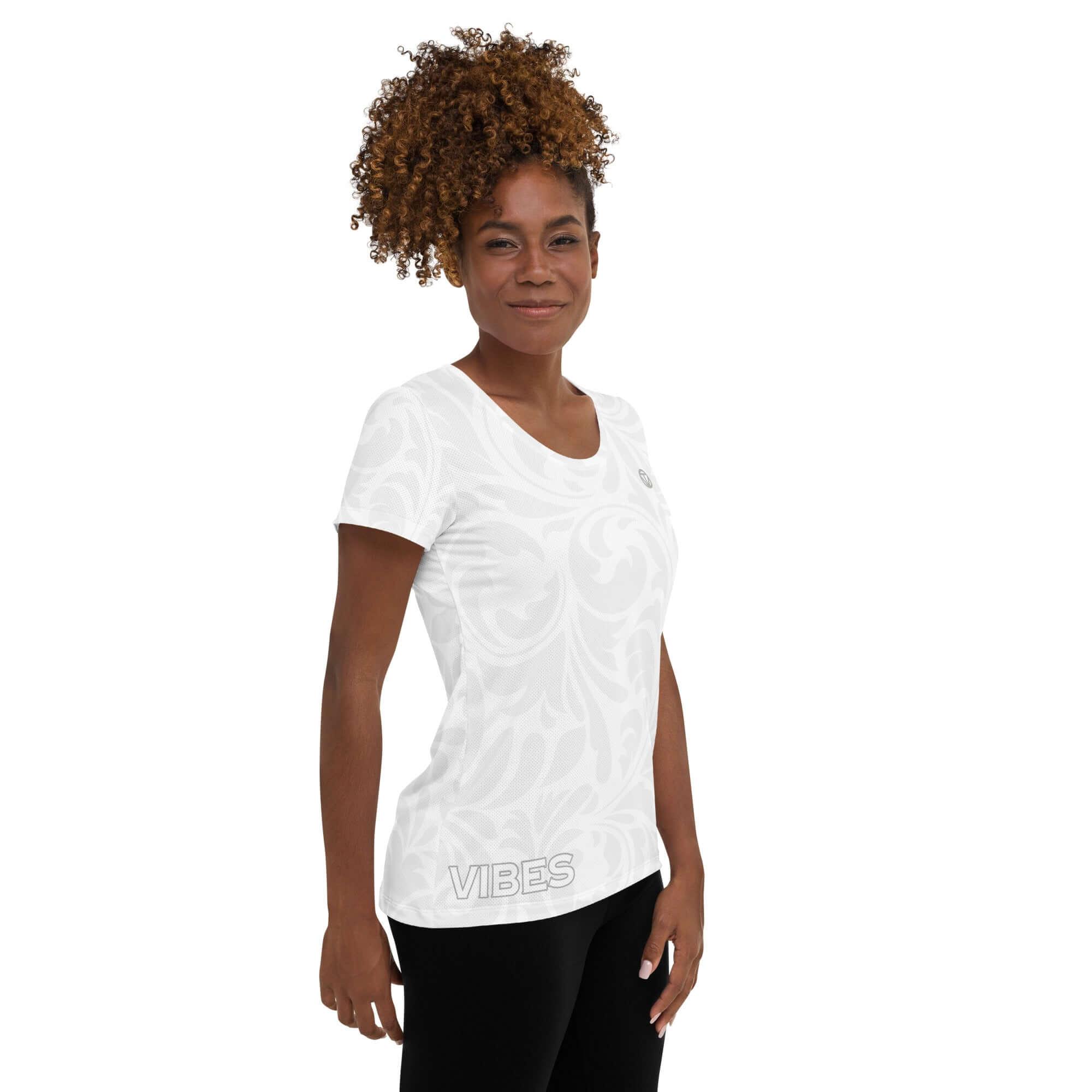 Damen trägt weißes athletisches T-Shirt mit Muster und Vibes-Print, Studioaufnahme