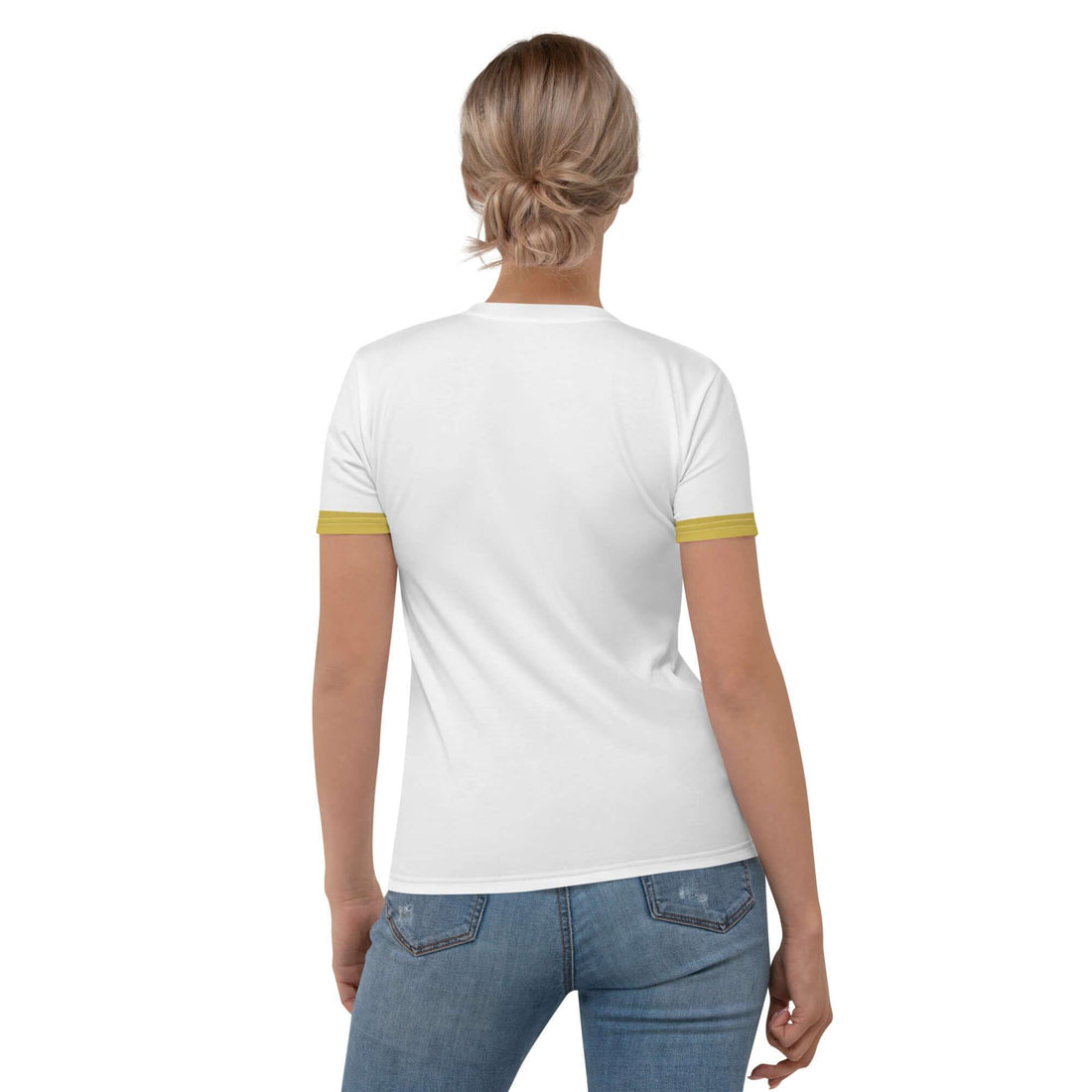Frau mit weißem Damen-T-Shirt und gelben Ärmelbündchen, blaue Jeans, Rückansicht, weißer Hintergrund