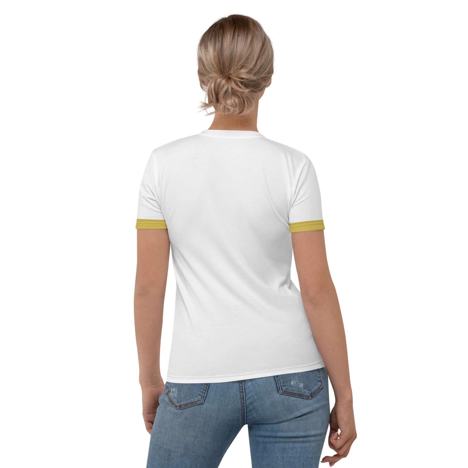 Frau mit weißem Damen-T-Shirt und gelben Ärmelbündchen, blaue Jeans, Rückansicht, weißer Hintergrund