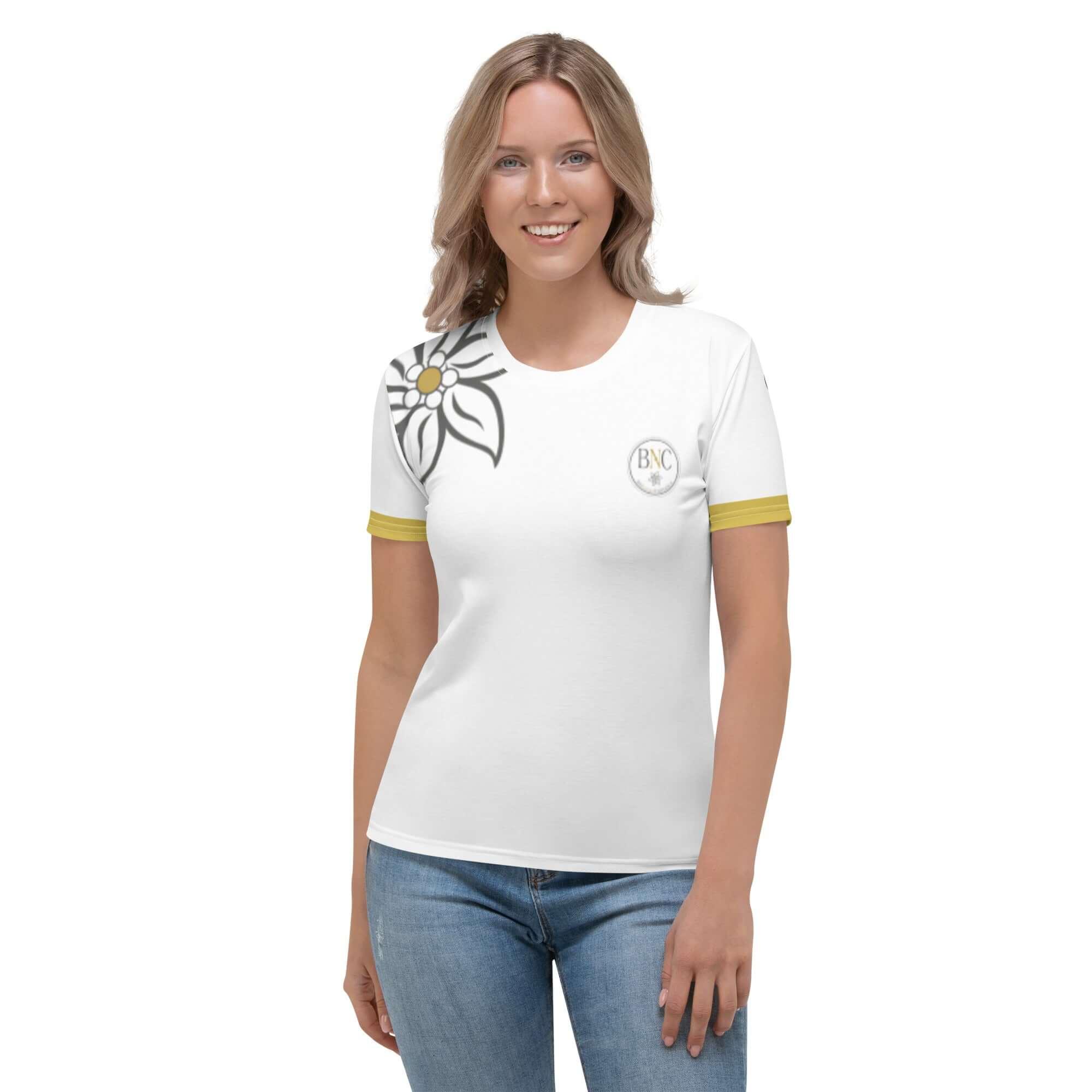 Frau trägt weißes T-Shirt mit Blumenmuster und gelben Ärmeln, Damenmode, Jeans