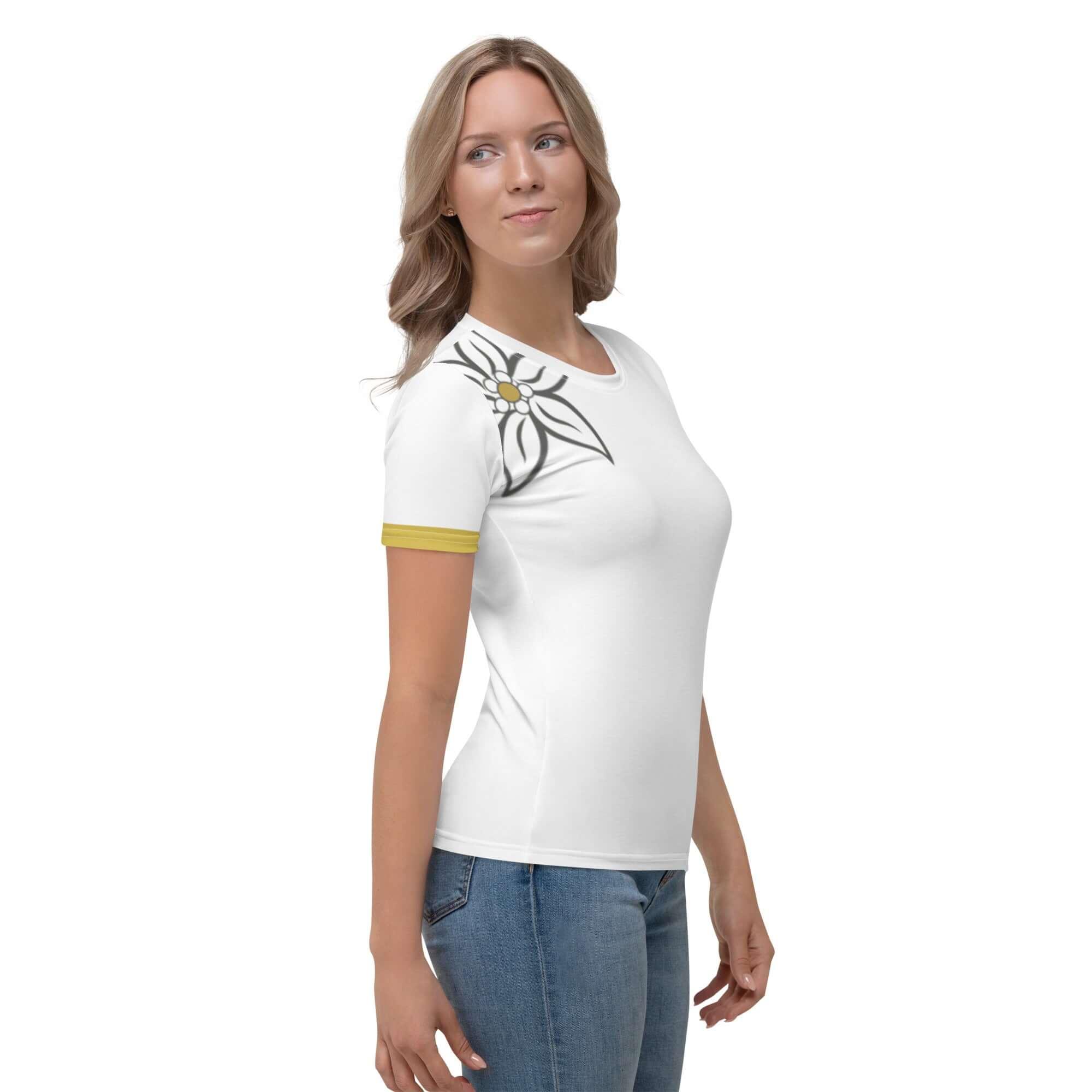 Frau mit weißem T-Shirt und Edelweiß-Blumendruck, gelber Ärmelrand, blaue Jeans