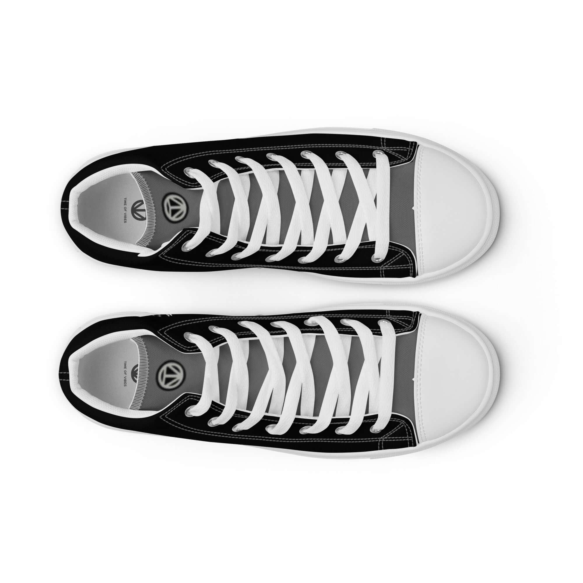 Schwarze Herren High-Top Canvas Sneaker mit weißen Schnürsenkeln auf weißem Hintergrund