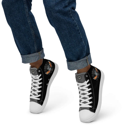 Herren High-Top Canvas Schuhe schwarz mit Flammen-Design und weißer Sohle, Jeanshose