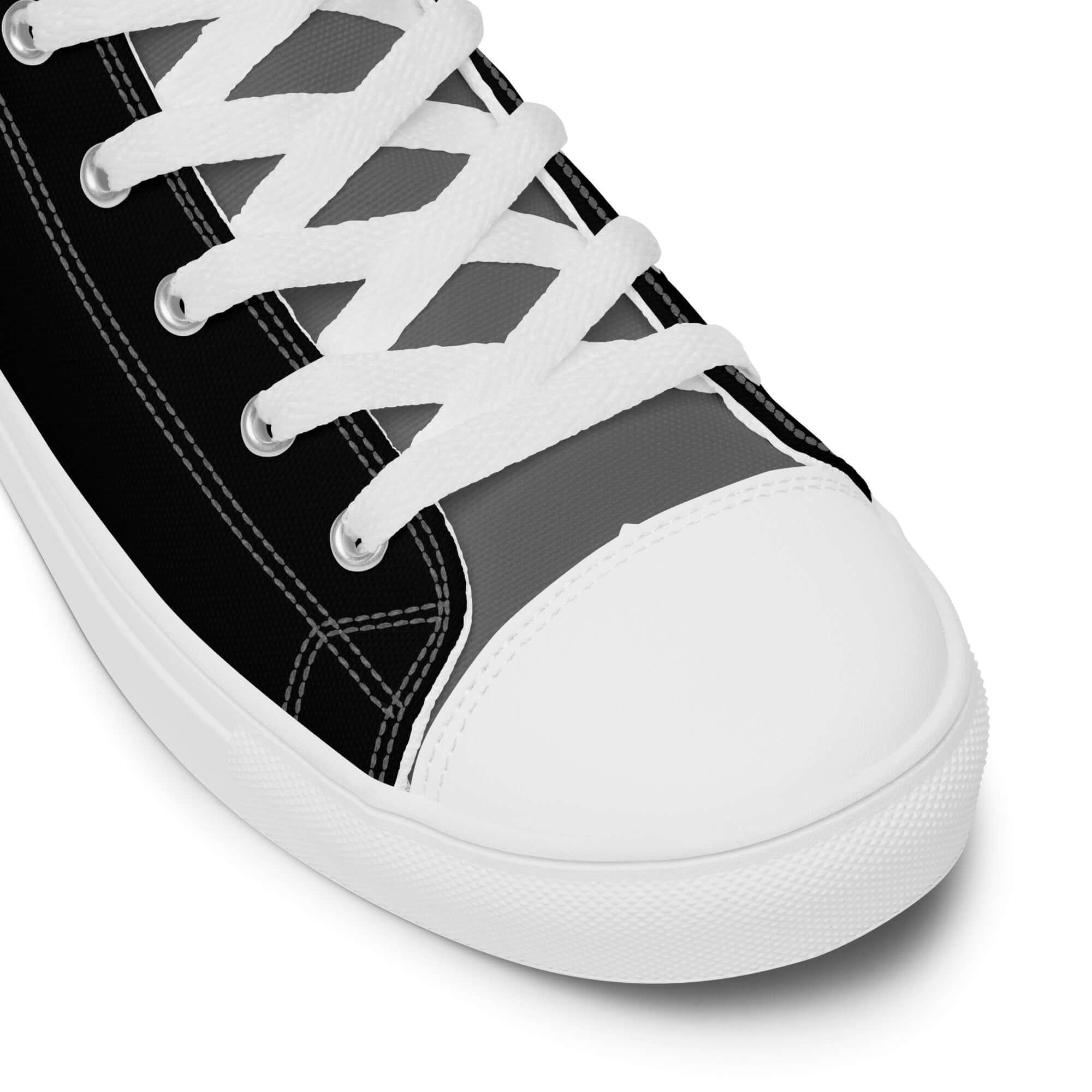 Detailaufnahme eines Herren High-Top Sneakers aus Canvas in Schwarz mit weißen Schnürsenkeln