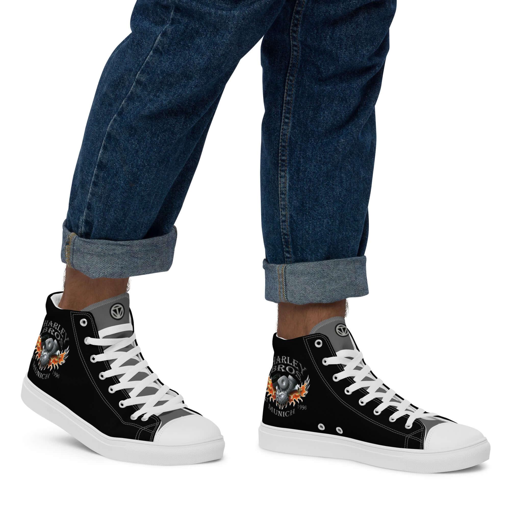 Schwarze Herren High-Top-Sneaker mit Flammen-Design und Logo, getragen mit Jeans