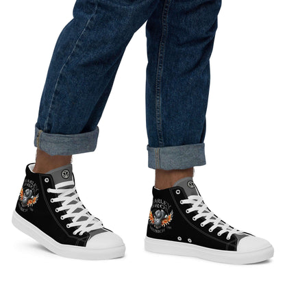 Schwarze Herren High-Top-Sneaker mit Flammen-Design und Logo, getragen mit Jeans