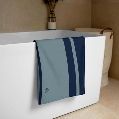 Gestreiftes Handtuch in Blau-Grau auf Badewanne im modernen Badezimmer