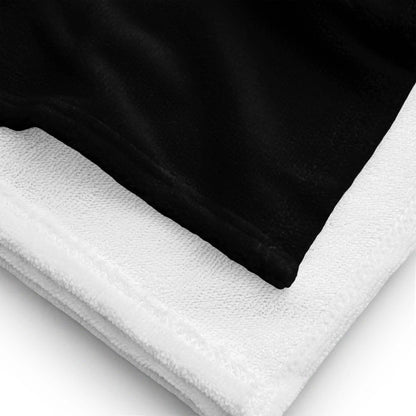 Nahaufnahme eines weißen Sublimation-Handtuchs, weiche Textur, gestapelt auf weißem Hintergrund