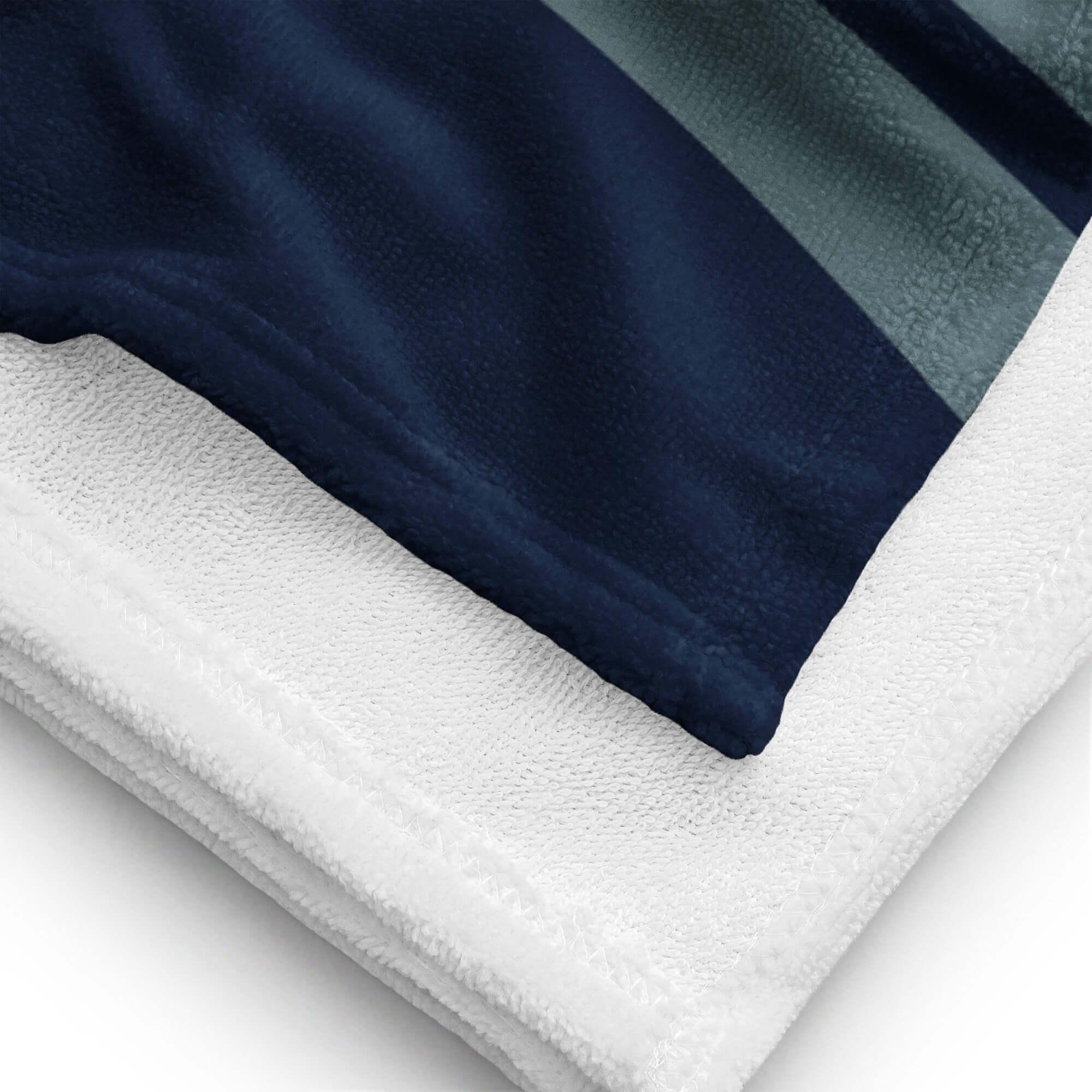 Nahaufnahme von weißem Sublimationshandtuch mit blauen Streifen, weiche Textur