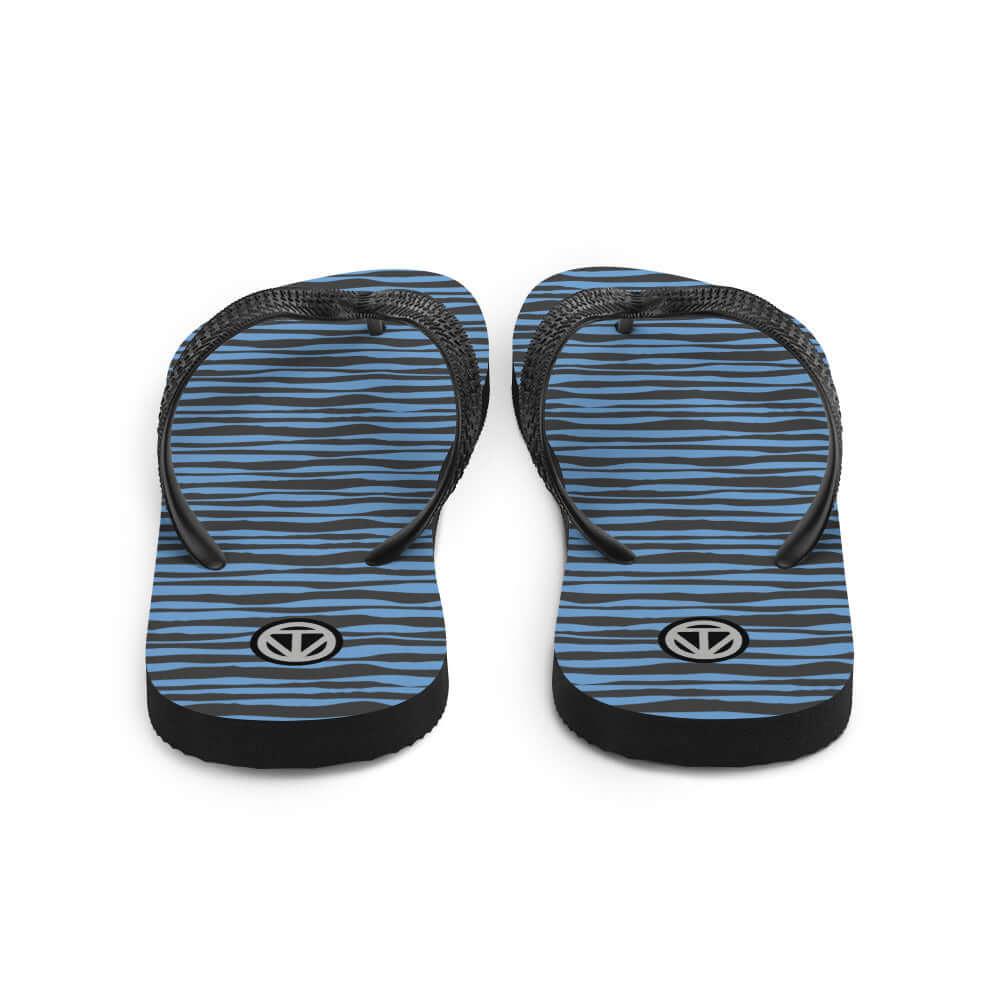 Flip Flops mit blau-schwarzem Streifenmuster und schwarzem Riemen, Logo auf Sohle