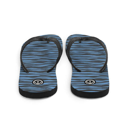 Flip Flops mit blau-schwarzem Streifenmuster und schwarzem Riemen, Logo auf Sohle
