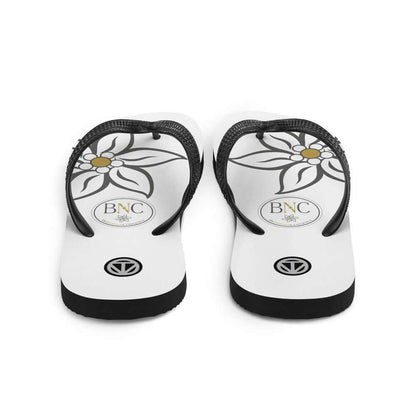 Weiße Flip Flops mit schwarzem Riemen und floralem Print, BNC Logo, auf weißem Hintergrund