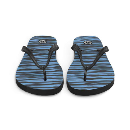 Flip Flops mit blau-schwarzem Zebra-Muster und schwarzen Riemen auf weißem Hintergrund