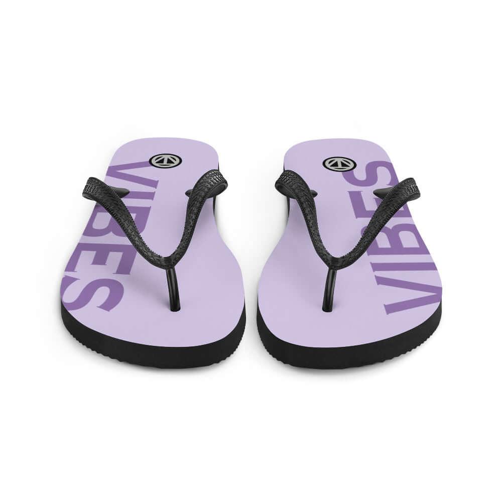 Lila Flip-Flops mit schwarzem Riemen und VIBES-Aufdruck, stylische Sommer Sandalen