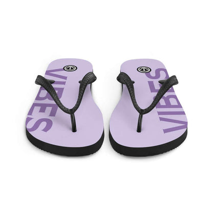 Lila Flip-Flops mit schwarzem Riemen und VIBES-Aufdruck, stylische Sommer Sandalen