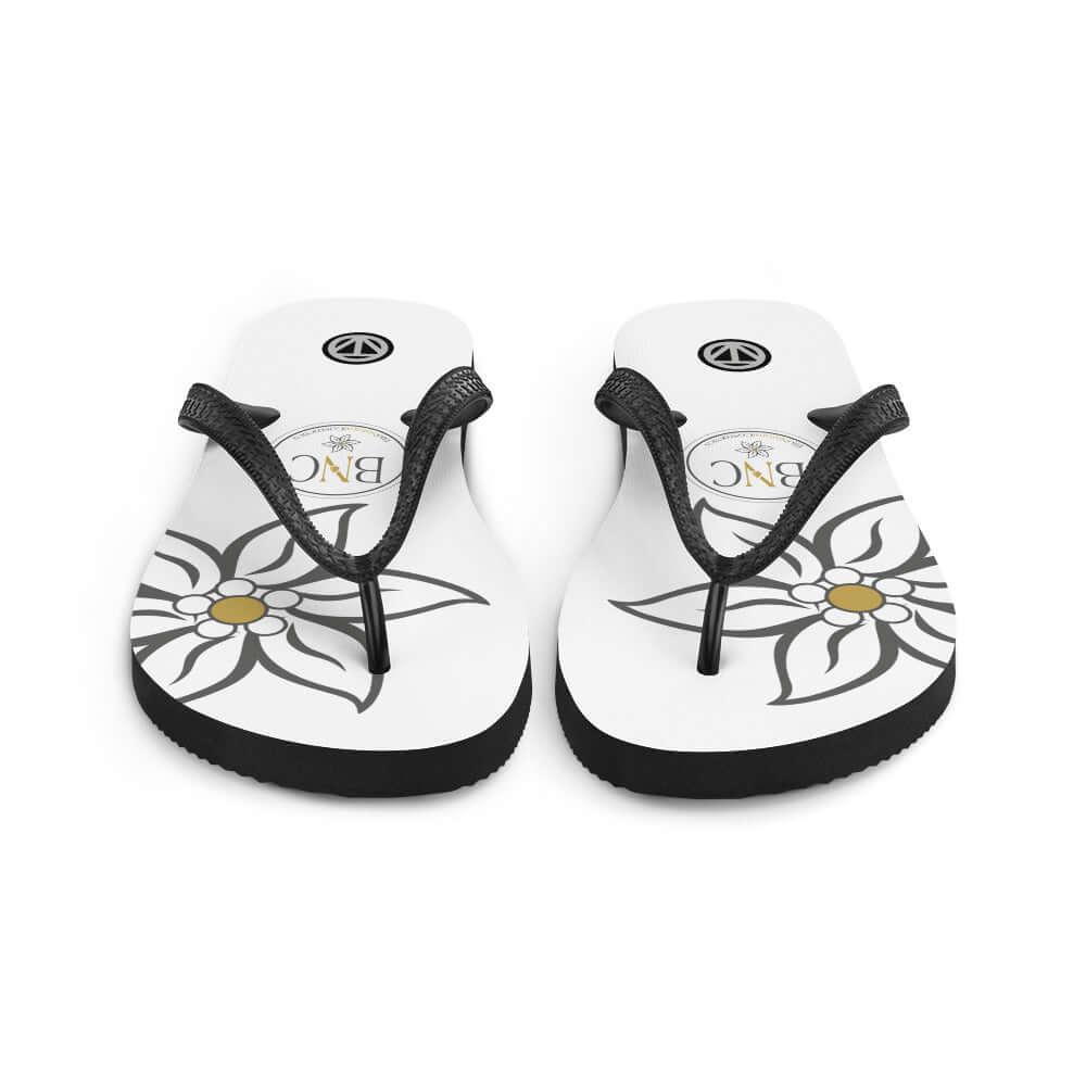 Weiße Sublimation Flip Flops mit schwarzem Riemen und Blumenmuster auf weißem Hintergrund