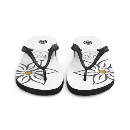 Weiße Sublimation Flip Flops mit schwarzem Riemen und Blumenmuster auf weißem Hintergrund