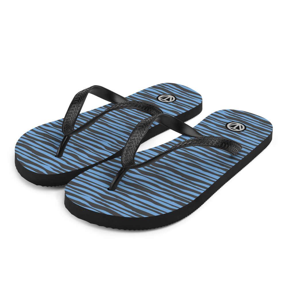 Flip Flops mit blau-schwarzem Streifenmuster und schwarzem Riemen auf weißem Hintergrund