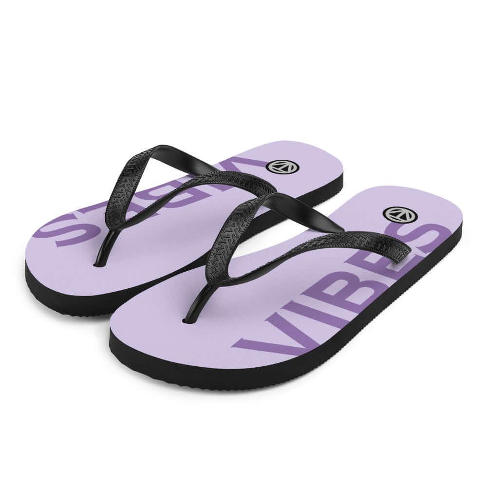 Lila Flip Flops mit schwarzem Riemen, Vibes Schriftzug, Sommer Sandalen
