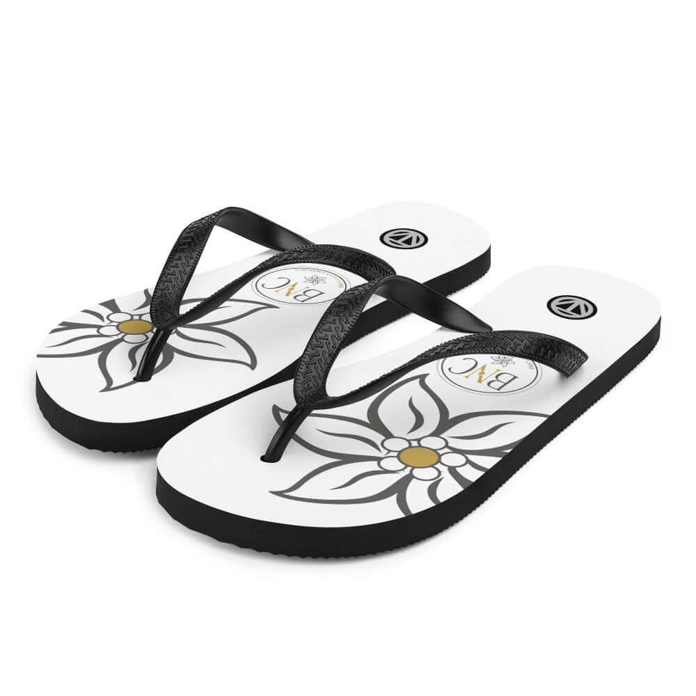 Weiße Flip Flops mit schwarzem Riemen und floralen Ornamenten, Sublimationsdesign