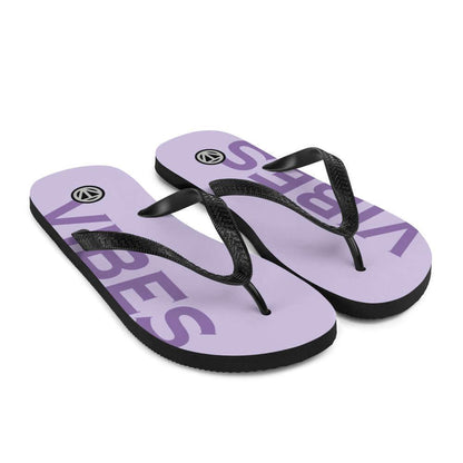 Lila Flip Flops mit schwarzem Riemen und VIBES Aufdruck auf weißem Hintergrund