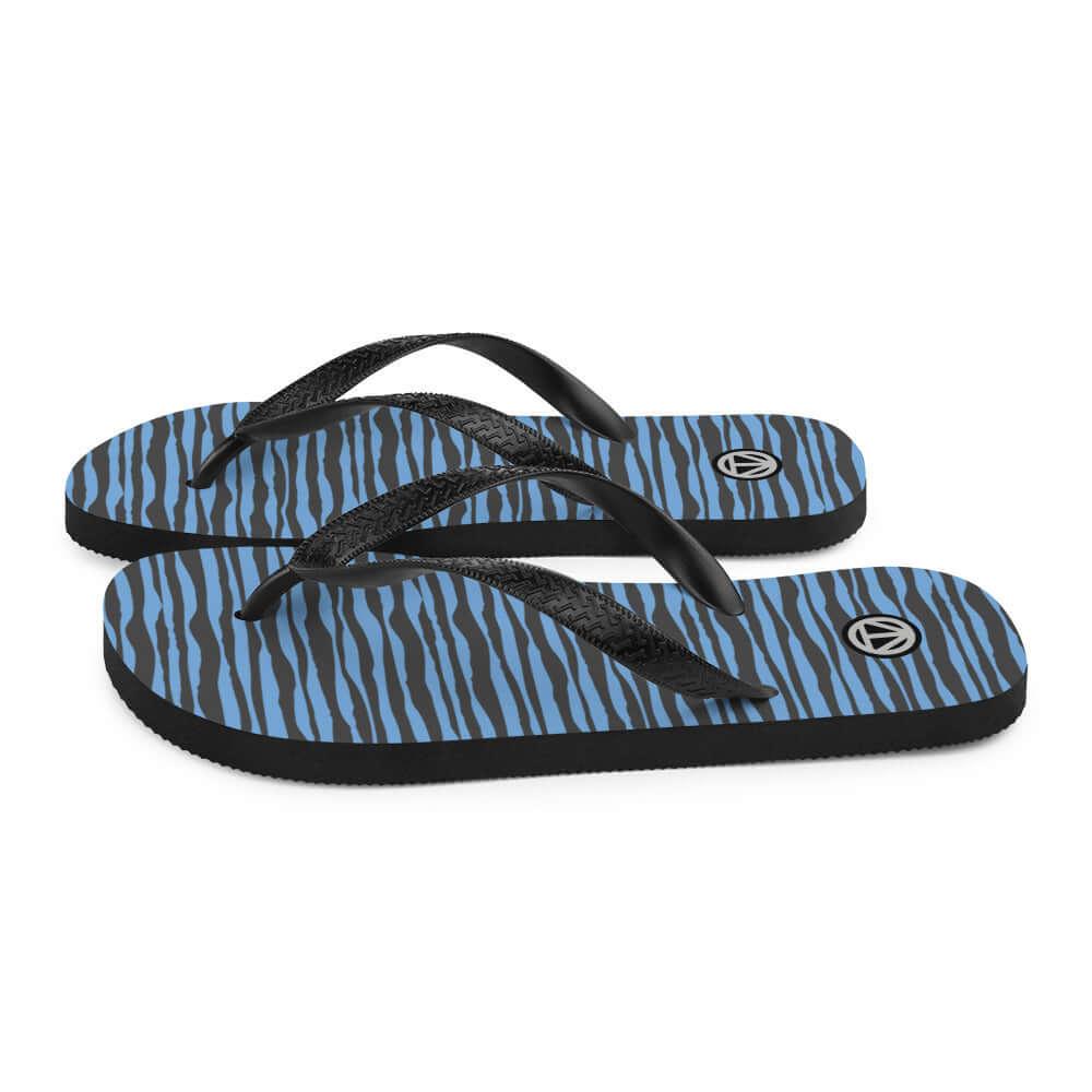 Flip Flops mit blau-schwarzem Zebra-Muster und schwarzen Riemen auf weißem Hintergrund