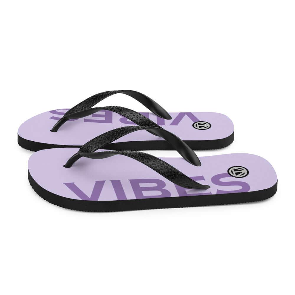 Lila Flip Flops mit schwarzem Riemen und VIBES Schriftzug, modernes Design, Sommermode