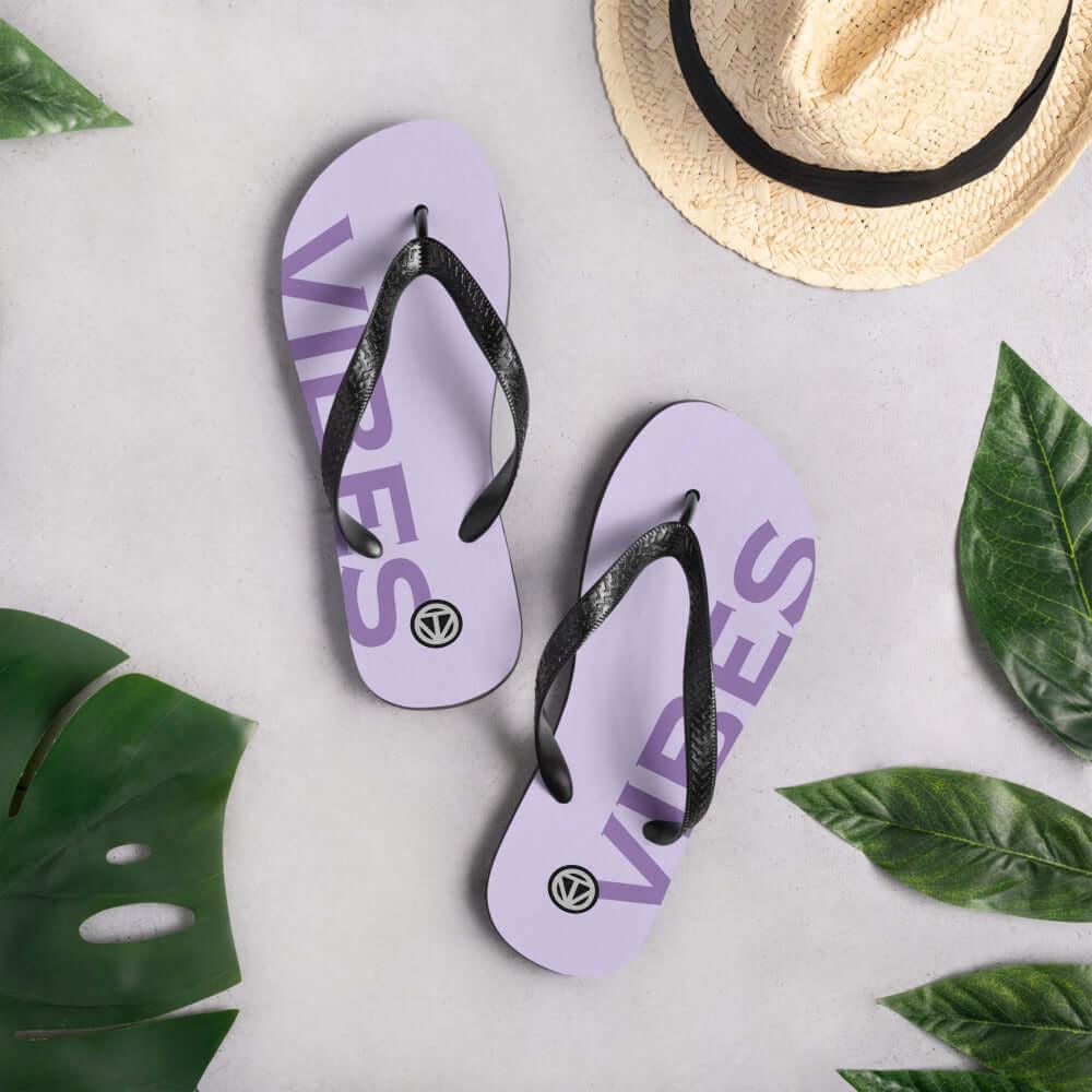 Weiße Flip-Flops mit Vibes-Schriftzug, Strohhut und tropischen Blättern, Sommeraccessoires