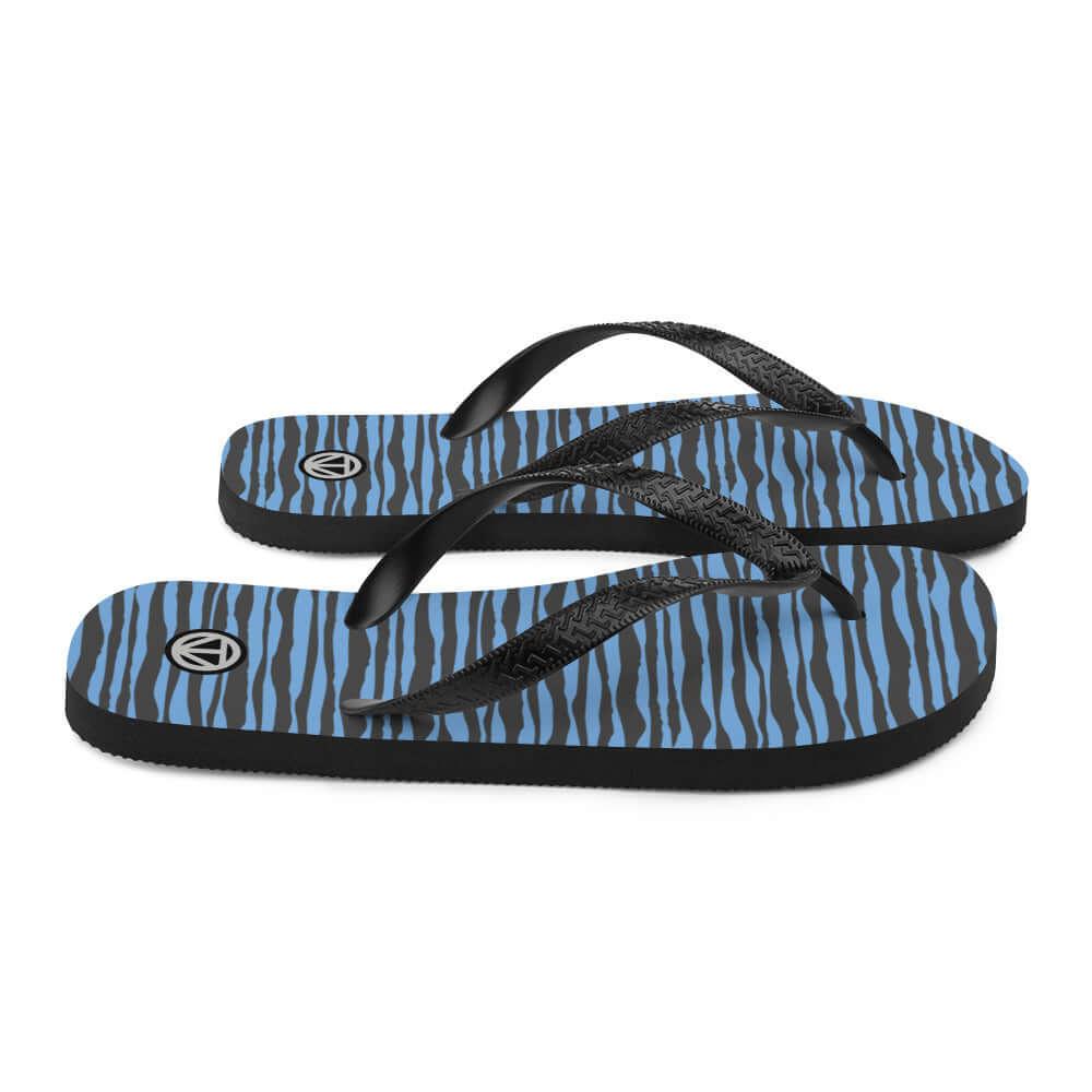 Zehensandalen mit blau-schwarzem Zebrastreifenmuster und schwarzem Riemen auf weißem Hintergrund