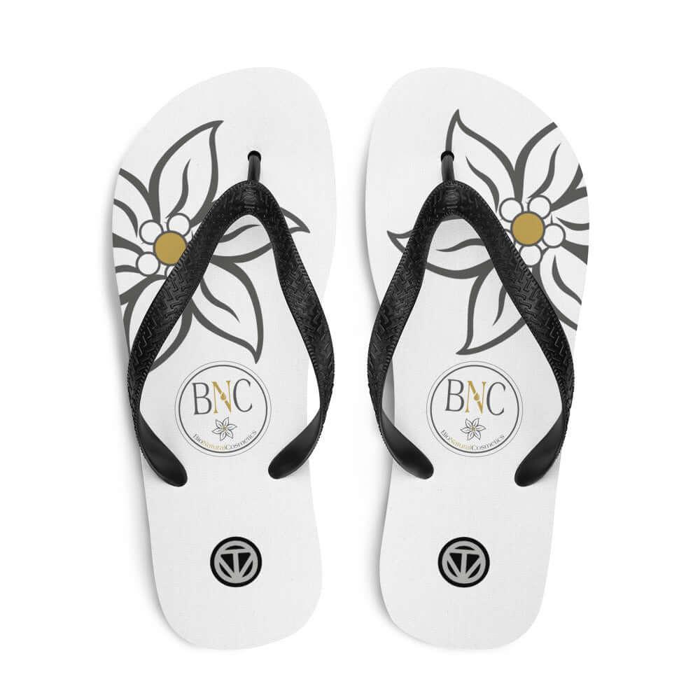 Weiße Sublimation Flip Flops mit schwarzem Blumenmuster, Logo und schwarzen Riemen.