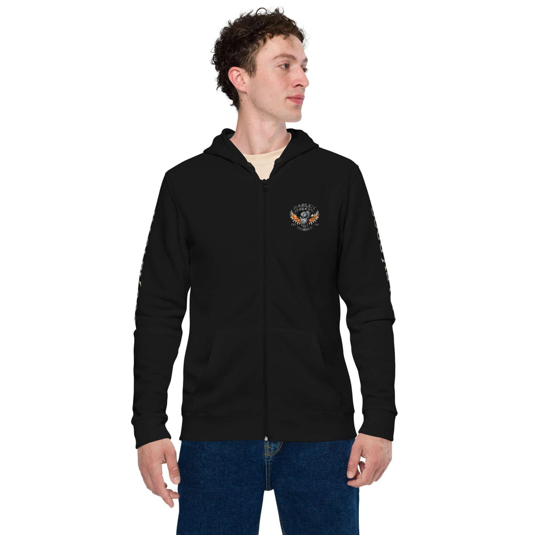 Unisex schwarze Zip-Hoodie Jacke mit Harley-Logo vorne, getragen von Mann, vor weißem Hintergrund.