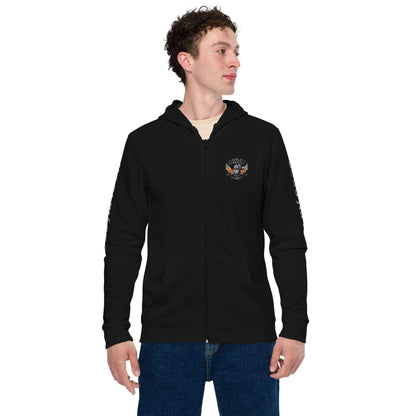 Unisex schwarze Zip-Hoodie Jacke mit Harley-Logo vorne, getragen von Mann, vor weißem Hintergrund.