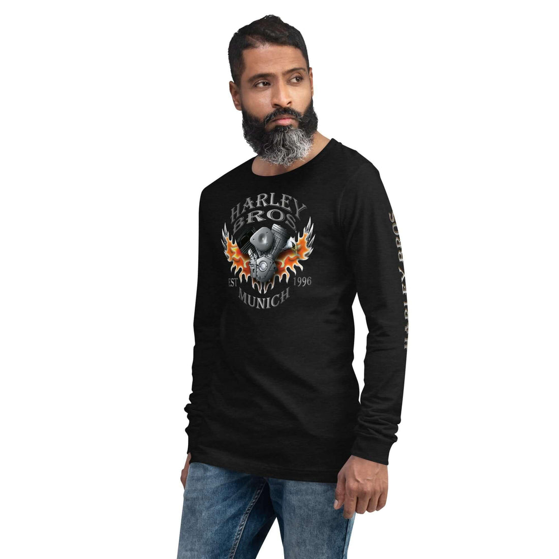 Mann trägt schwarzes Harley Bros Langarmshirt mit Flammen-Motorrad-Print, Jeans, Studio