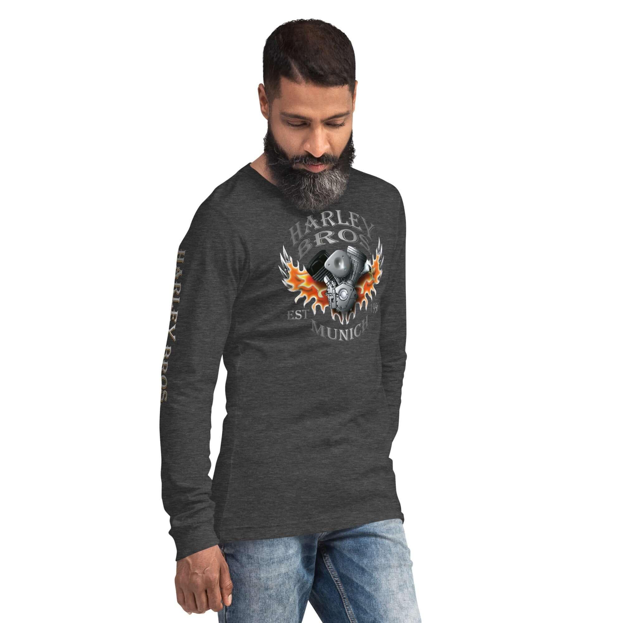 Unisex Longsleeve Dunkelgrau mit Harley Bros Munich Print, Mann trägt Jeans, weißer Hintergrund