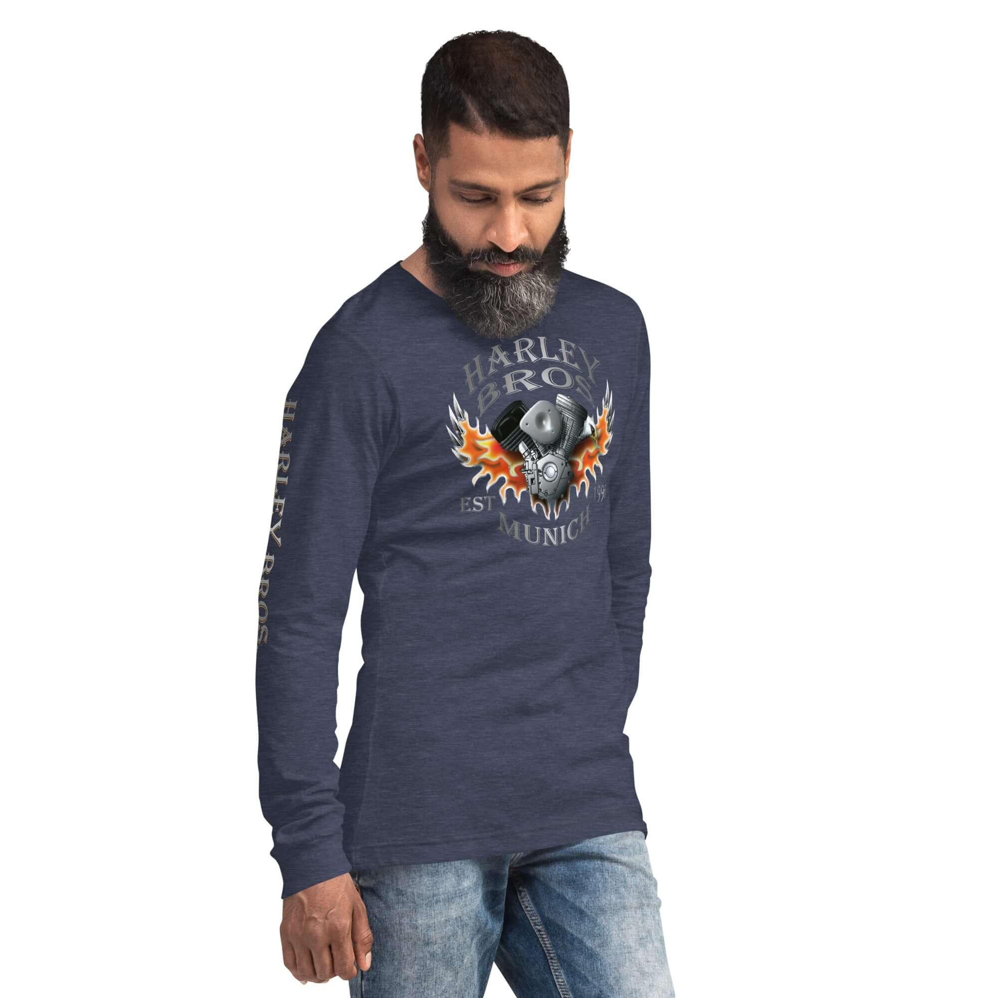 Mann im heather navy Langarmshirt mit Harley Bros Flammen-Motordruck, Jeans, weißer Hintergrund