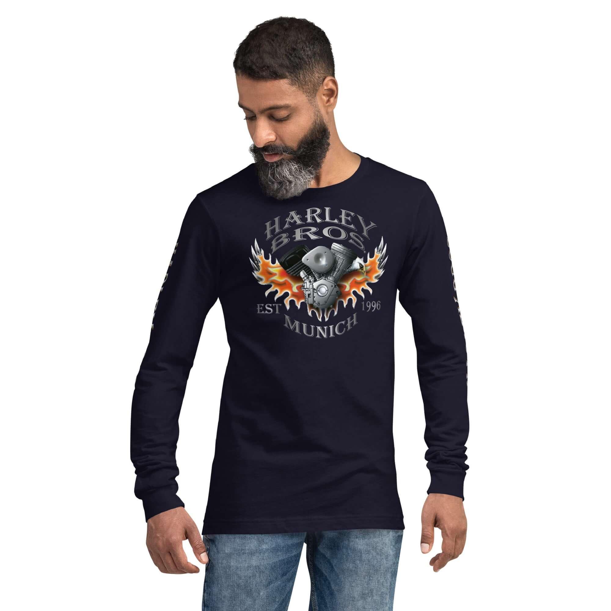 Mann trägt navy Langarmshirt mit Harley Bros Munich Flammen-Motordruck, Jeans